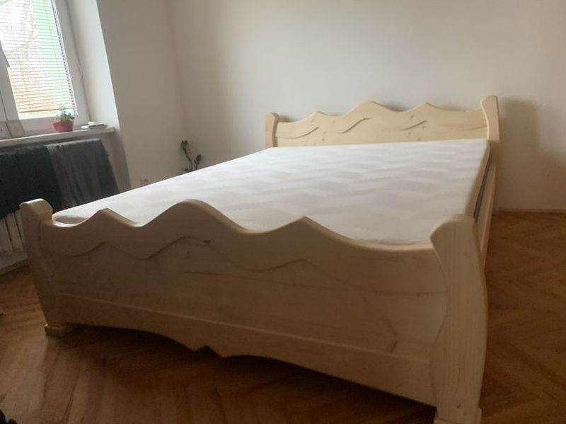 Dvoulůžková postel